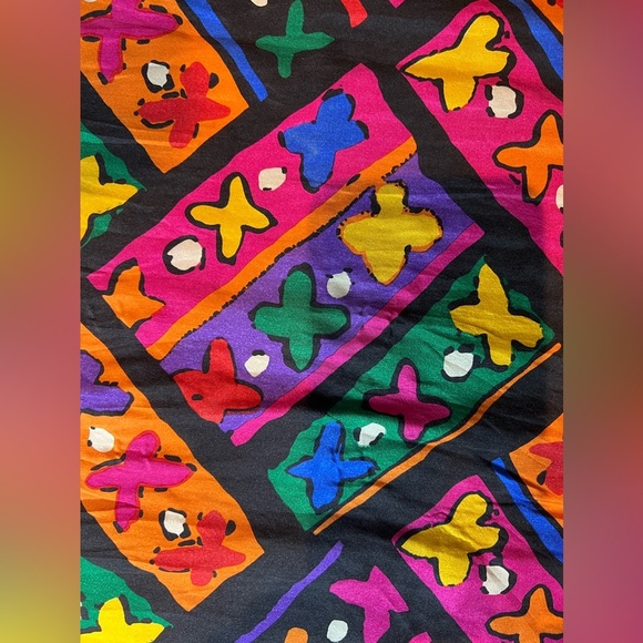 VINTAGE: Stephanie by Suzelle | Abstract Pop Art
To Wear Silk Scarf - Picture 5 of 7